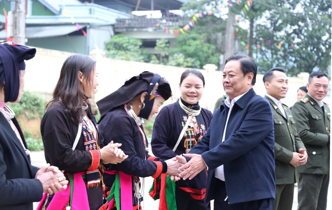 Minister Le Minh Hoan visits the Dao community living near Ba Vi National Park. Photo: Minh Phuc.