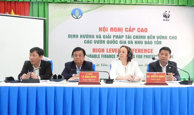 Minister of Agriculture and Rural Development Le Minh Hoan and leaders of the WWF and WWF-Vietnam chaired the workshop. Photo: Tran Trung.