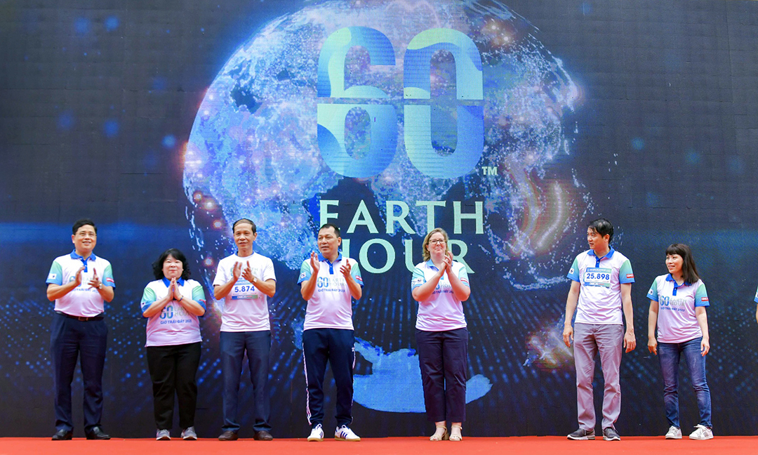 Các đại biểu tham dự cùng ấn nút khởi động chương trình hưởng ứng Giờ Trái đất năm 2023.