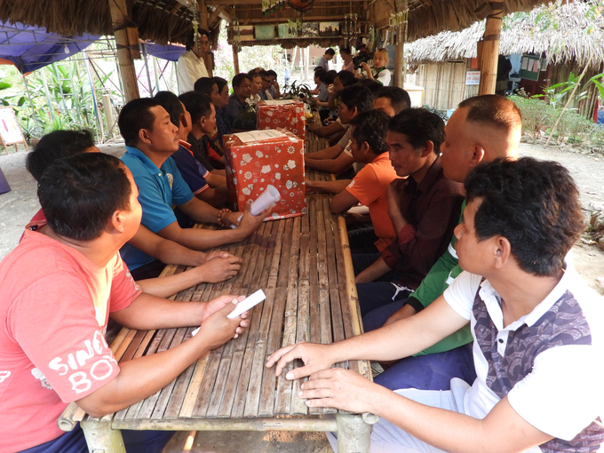 Minister Le Minh Hoan and the delegation visited indigenous communities that are participating in forest protection. Photo: Tran Trung.