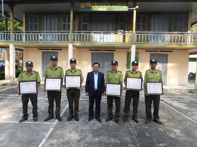 Minister presents Certificates of Merit to forest rangers with achievements in the protection and management of forests under the management of Cat Tien National Park.