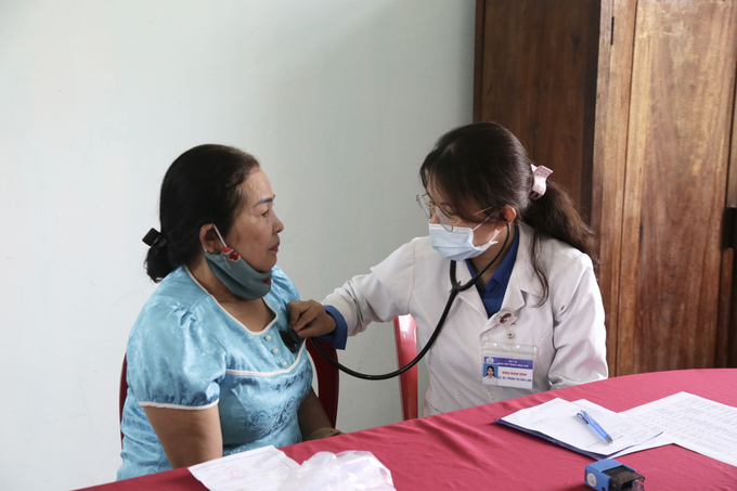 Gần 200 người dân xã miền núi Hương Bình đã được khám bệnh và tư vấn sức khoẻ. Ảnh: BVH.