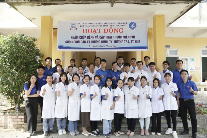 Các bác sĩ bệnh viện Trung ương Huế và Hội Thầy thuốc trẻ Thừa Thiên - Huế tham gia đoàn công tác từ thiện. Ảnh: BVH.