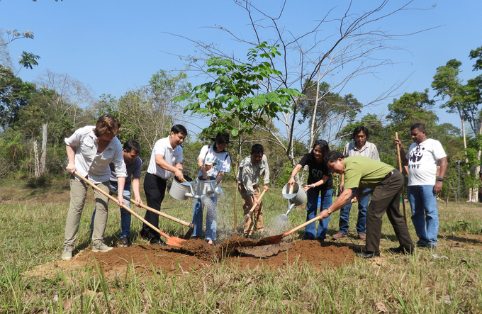 Bà MS.Kirsten Shuijt - Giám đốc Tổ chức Quốc tế về Bảo tồn Thiên nhiên toàn cầu (góc trái) cùng đoàn công tác Tổ chức Quốc tế về Bảo tồn Thiên nhiên tại Việt Nam (WWF) tổ chức trồng cây lưu niệm tại VQG Cát Tiên. Ảnh: Trần Trung.