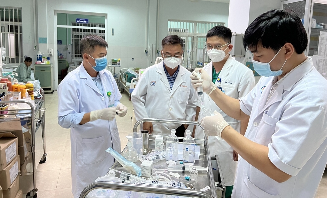 5 lọ thuốc cuối cùng của Bệnh viện Chợ Rẫy được các chuyên gia đem ra Quảng Nam khuya 18/3. Ảnh: Bệnh viện cung cấp.