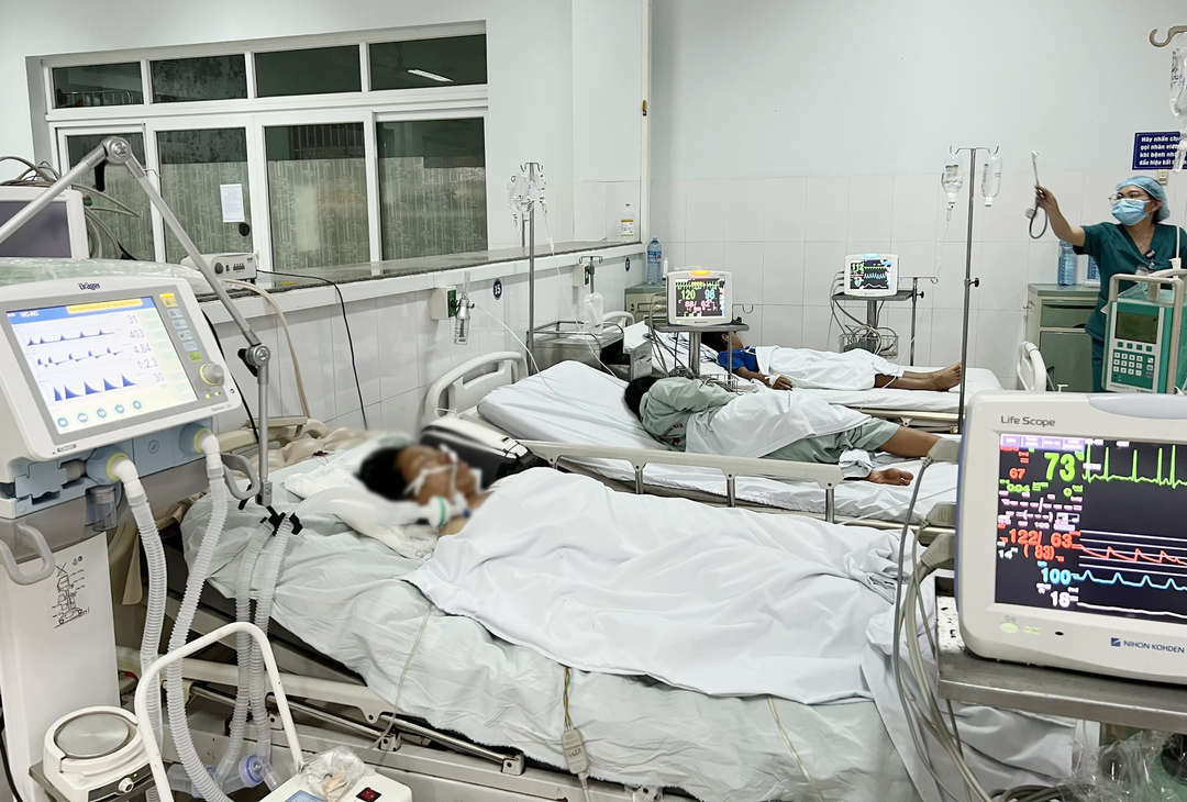 Ba bệnh nhân nặng đang thở máy được chỉ định dùng ngay thuốc giải ngộ độc tố Clostridium Botulinum,. Ảnh: Bệnh viện cung cấp.