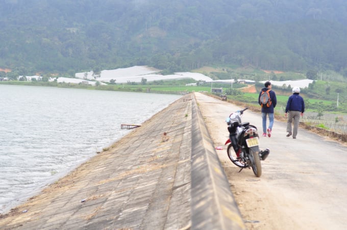 Tỉnh Lâm Đồng có 24 hồ chứa nước, kênh thủy lợi đang bị người dân, tổ chức lấn chiếm gây ảnh huởng đến công tác quản lý, vận hành, khai thác. Ảnh: Minh Hậu.