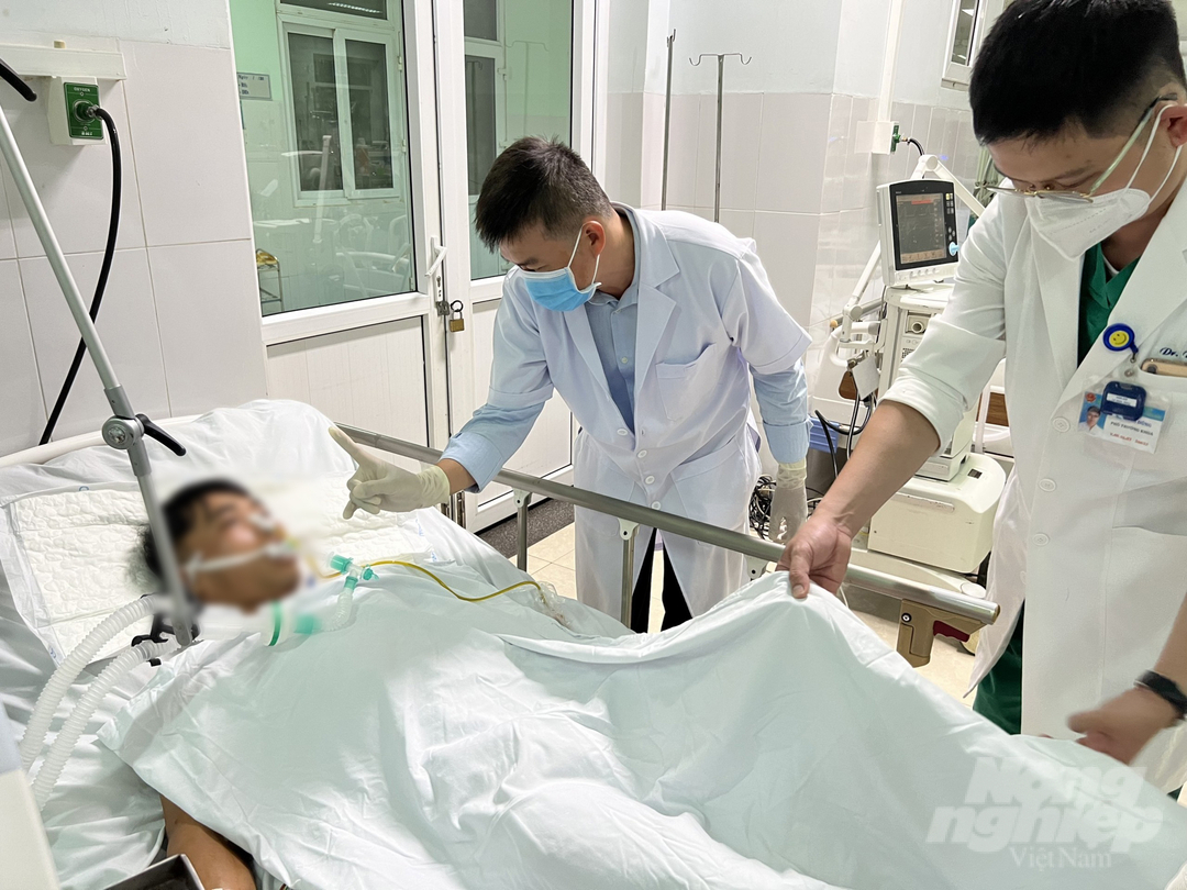 Bác sĩ Trần Thanh Linh, Trưởng khoa Hồi sức cấp cứu Bệnh viện Chợ Rẫy đang thăm khám cho bệnh nhân ngộ độc Botulinum. Ảnh: Bệnh viện cung cấp.