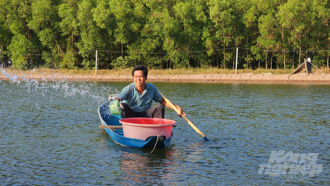 Shrimp farmers in Soc Trang province treating pond water while waiting for favorable weather to stock the main 2023 shrimp crop. Photo: Kim Anh.