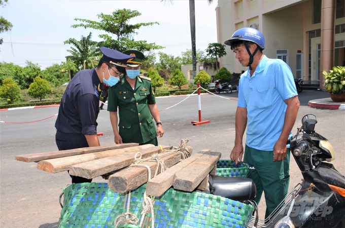The Customs force coordinated with the Border Guard to inspect people and goods passing through the Ha Tien international border gate. Photo: Trung Chanh.