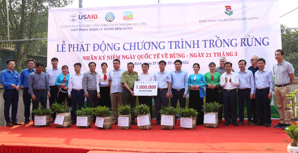Đơn vị tổ chức trao 1 triệu cây keo giống cho hơn 400 hộ nông dân trồng rừng 2 huyện Lạc Sơn và Yên Thủy, tỉnh Hòa Bình. Ảnh: Phạm Huy.