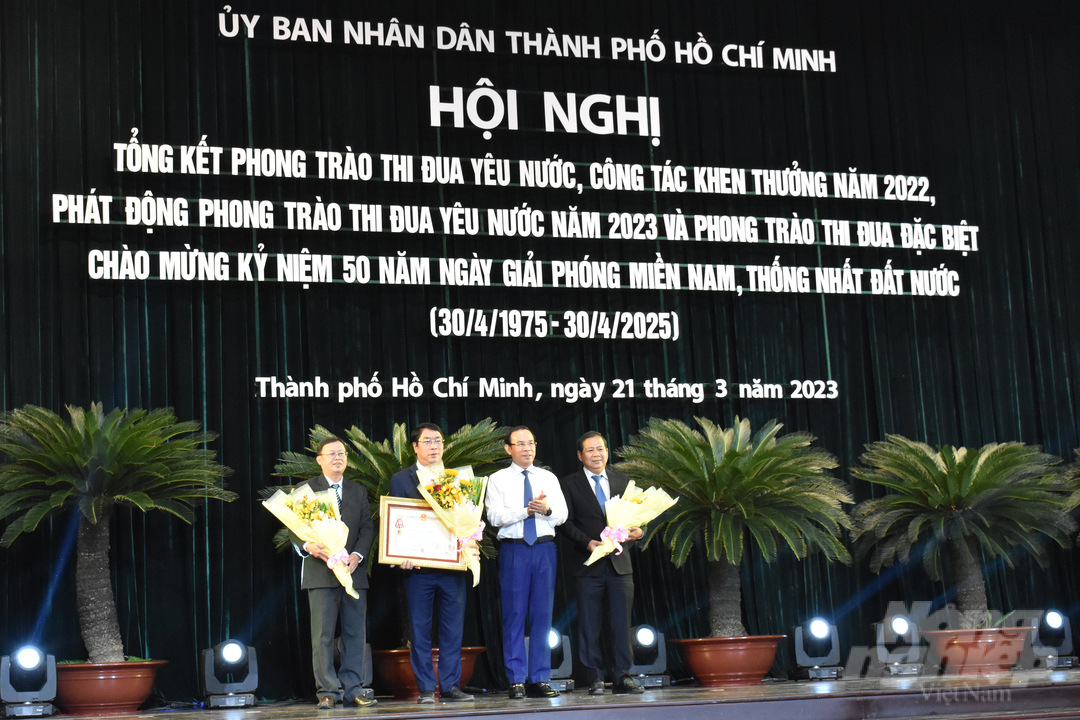 Bí thư Thành ủy TP. HCM Nguyễn Văn Nên trao tặng Huân chương Độc lập hạng Nhất cho Sở NN-PTNT TP. HCM. Ảnh: Nguyễn Thủy.