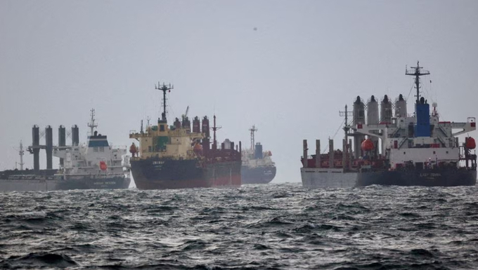 Vessels are seen as they await inspection under the Black Sea Grain Initiative, brokered by the United Nations and Turkey, in the southern anchorage of the Bosphorus in Istanbul, Turkey December 11, 2022. Photo: REUTERS/Yoruk Isik