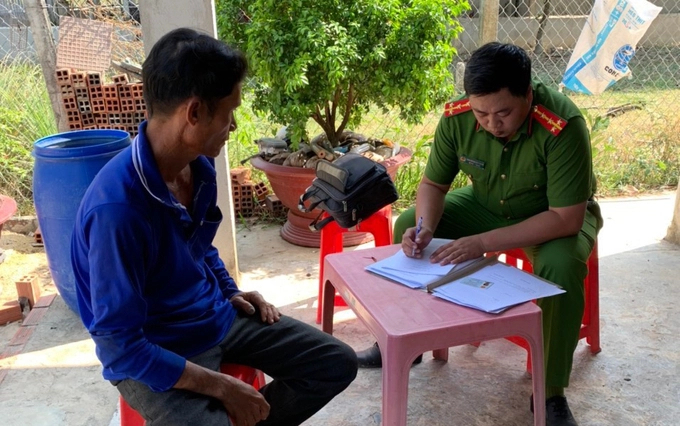 Cơ quan điều tra làm việc với các đối tượng buôn lậu bò qua biên giới tại tỉnh Tây Ninh ngày 6/3 vừa qua. Ảnh: Trần Trung.