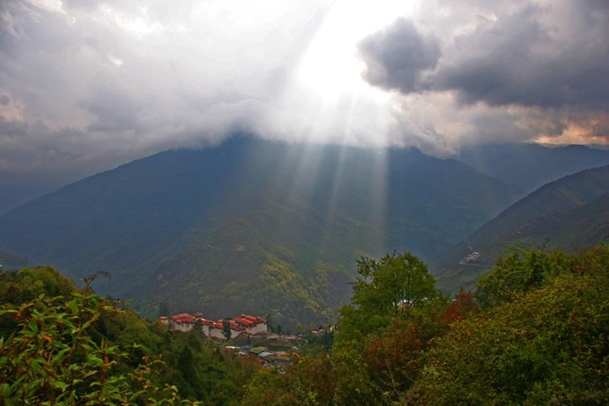 Pháo đài tu viện Trongsa Dzong nổi tiếng của Bhutan được UNESCO công nhận nằm giữa một vùng rừng núi hẻo lánh. Ảnh: Wikipedia.