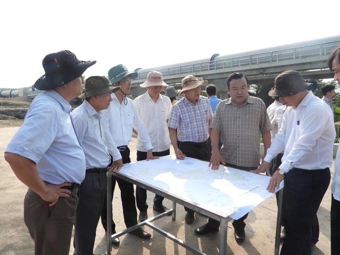 Ông Nguyễn Đình Xuân - Giám đốc Sở NN-PTNT tỉnh Tây Ninh (thứ 5 từ phải sang) báo cáo tiến độ dự án. Ảnh: Trần Trung.