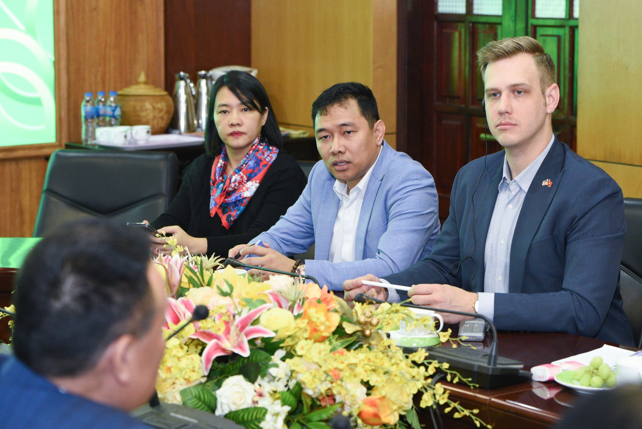 Ông Trần Trọng Nghĩa (giữa), đại diện Hội đồng Ngũ cốc Hoa Kỳ tại Việt Nam làm việc với Dabaco trong chuyến thăm của 2 Thứ trưởng Bộ Nông nghiệp Hoa Kỳ vừa qua. Ảnh: Tùng Đinh.