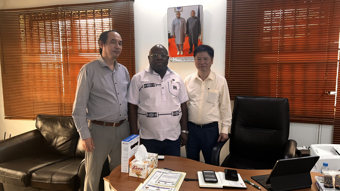 Minister of Agriculture and Food Security of the Republic of Sierra Leone Mr. Abu Bakarr Karim welcoming the Vietnamese delegation of the Ministry of Agriculture and Rural Development at the private office. Photo: NM.