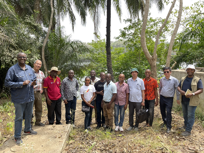 Đoàn công tác đại diện FAO, Bộ Nông nghiệp Siera Leone và Bộ NN-PTNT Việt Nam thăm mô hình bơm tưới nước phục vụ sản xuất lúa giống tại Siera Leone. Ảnh: NM.