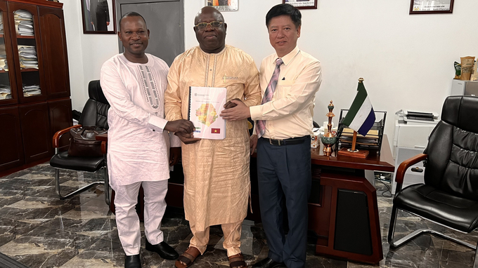 Representative of Siera Leone's FAO Mr. Saeed Abubakả Bancie, Minister of Agriculture and Food Security of Sierra Leone Mr. Abu Bakarr Karim and Mr. Pham Ngoc Mau - Deputy director of the Department of International Cooperation (Ministry of Agriculture and Rural Development of Vietnam) represented for the three parties to commit to implementing the project of developing rice chains in the form of South-South cooperation. Photo: QT.