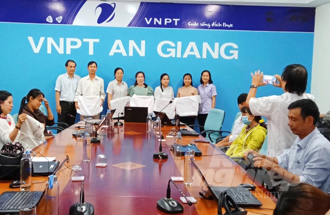For many years, the An Giang Animal Husbandry and Veterinary Sub-department has cooperated with VNPT An Giang to build and apply 4.0 software to manage livestock production, which has brought efficiency. Photo: Le Hoang Vu.