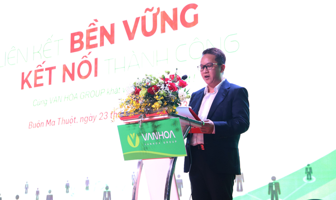 Mr. Lam Nhat Dan, General Director of Van Hoa Holding Group delivered a speech opening the branch in Dak Lak. Photo: Quang Yen.