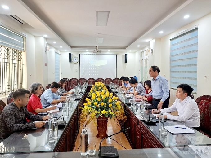 Mr. Hoang Viet Chon, Deputy Director of the Thanh Hoa  Department of Agriculture and Rural Development, worked with chicken breeding enterprises to discuss solutions for buidling a disease-free zone to serve export. Photo: Quoc Toan.