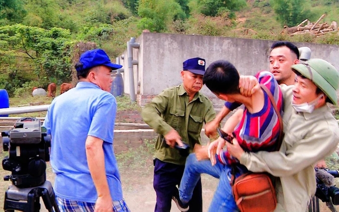 Phóng viên Báo Điện tử Dân Việt bị hành hung khi đang tác nghiệp tại Hoà Bình. Ảnh: NTNN.