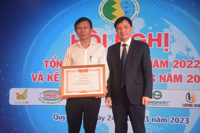 Ông Nguyễn Huân (bìa trái), đại diện Công ty TNHH Giống gia cầm Minh Dư (huyện Tuy Phước, Bình Định), nhận bằng khen của VIPA. Ảnh: L.K.