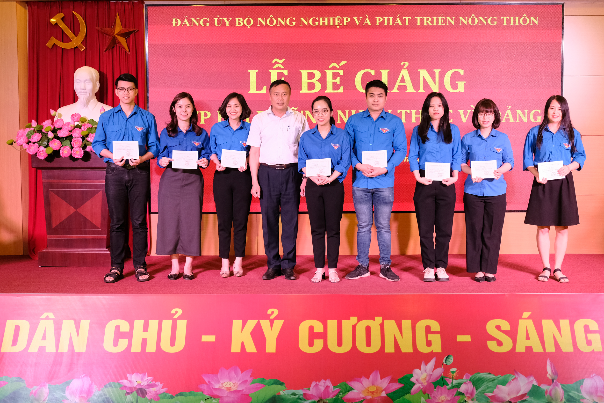 100% học viên của lớp được cấp Giấy chứng nhận hoàn thành chương trình Bồi dưỡng nhận thức về Đảng. Ảnh: Tùng Đinh.