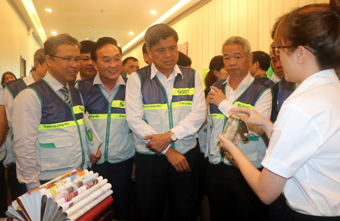Deputy Minister Tran Thanh Nam and Khanh Hoa province's officials visiting the OCOP product booth at the 2023 national workshop on agricultural extension. Photo: KS.