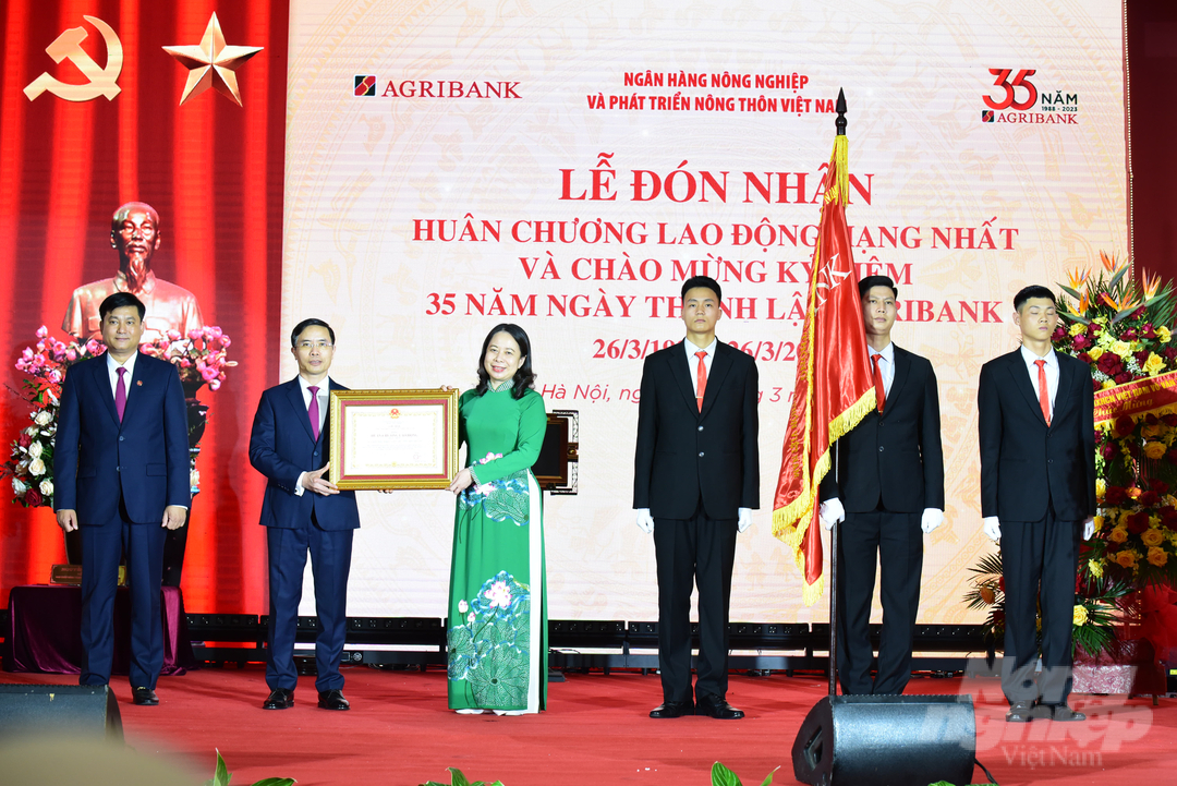 Phó Chủ tịch nước Nguyễn Thị Ánh Xuân trao tặng Huân chương Lao động hạng Nhất cho Agribank. Ảnh: Minh Phúc.
