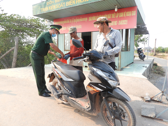 Biên phòng Tây Ninh kiểm soát chặt người và phương tiện qua lại biên giới. Ảnh: Lê Bình.