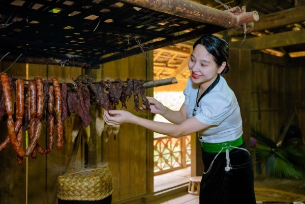 Tình yêu Tây Bắc chính là động lực để Huyền Huho khởi nghiệp với đặc sản thịt gác bếp.