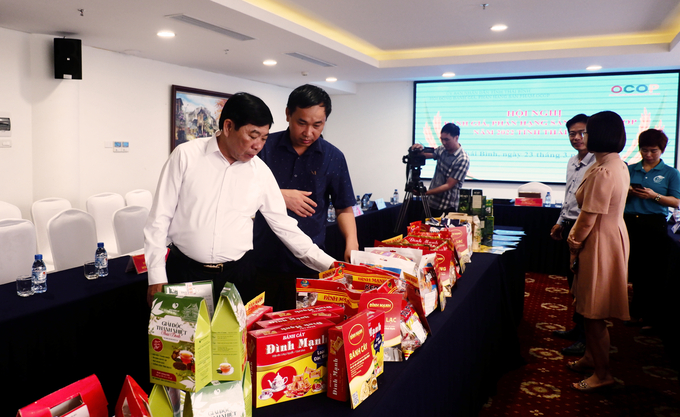 Đồng chí Đinh Vĩnh Thuỵ - Giám đốc Sở Nông nghiệp và Phát triển Nông thôn tỉnh Thái Bình đánh giá cảm quan các sản phẩm được trưng bày.