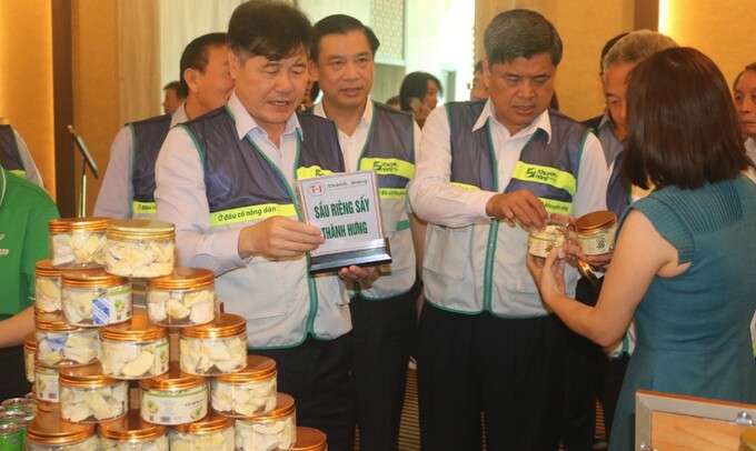 Deputy Minister Tran Thanh Nam and officials under the National Agricultural Extension Center visiting Khanh Hoa's dried durian exhibition booth. Photo: KS.