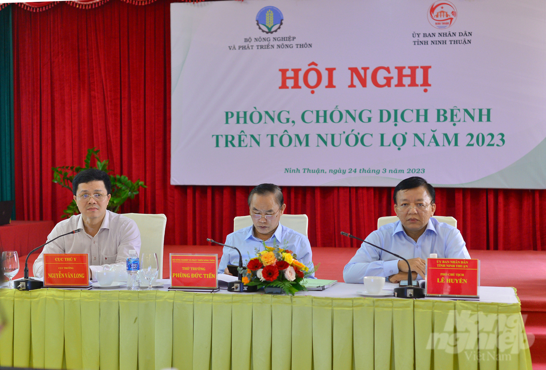 Thứ trưởng Bộ NN-PTNT Phùng Đức Tiến chủ trì Hội nghị Phòng chống dịch bệnh trên tôm nước lợ năm 2023 tại Ninh Thuận. Ảnh: Minh Hậu.