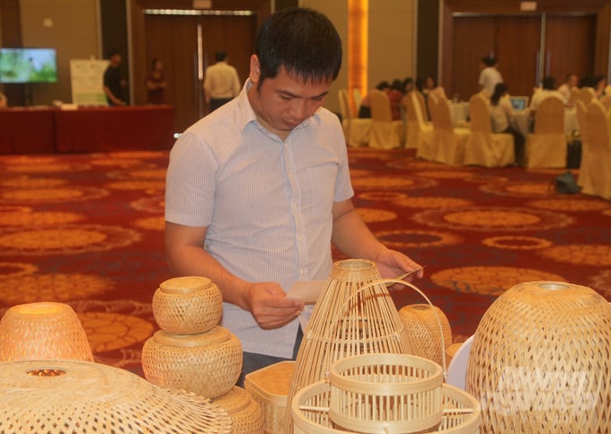 Consumers enjoy the quality and design of bamboo products in the project areas. Photo: Viet Khanh.