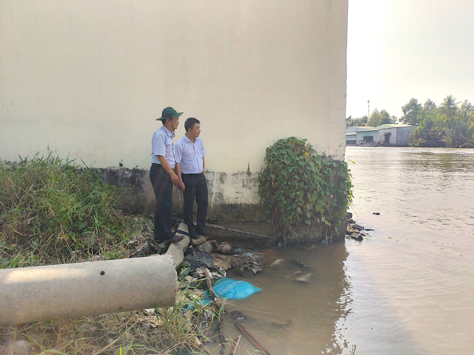 Chính quyền địa phương cho biết sạt lở sông Mỏ Cày đe doạ nhiều nhà dân và Quốc lộ 57. Ảnh: Minh Đảm.