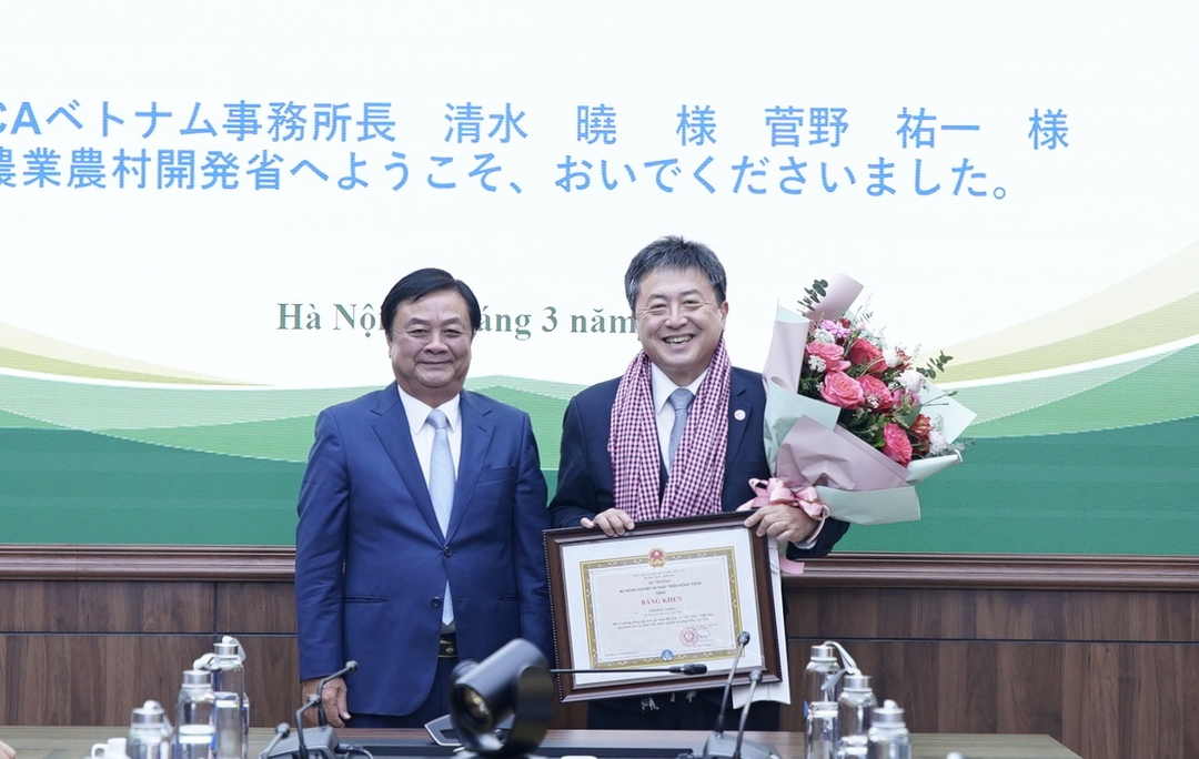 Bộ trưởng Lê Minh Hoan trao bằng khen cho ông Shimizu Akira, Trưởng đại diện JICA Việt Nam nhằm ghi nhận những đóng góp của ông trong thời gian qua đối với ngành nông nghiệp Việt Nam. Ảnh: Linh Linh. 