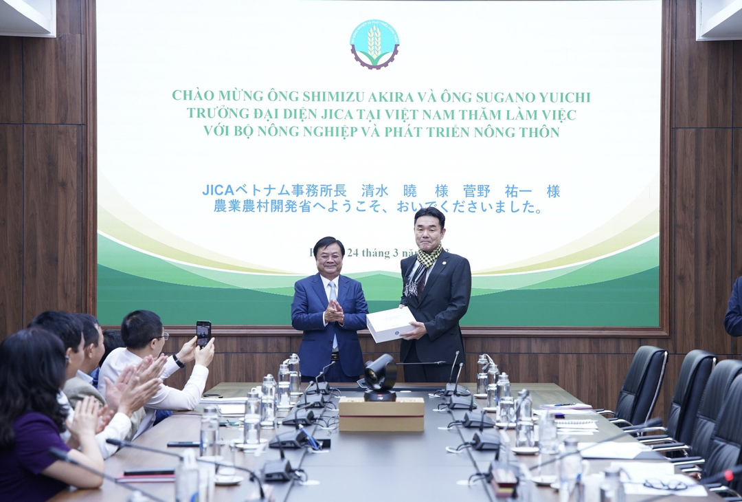 Bộ trưởng Lê Minh Hoan tặng quà cho ông Sugano Yuichi, Trưởng đại diện JICA Việt Nam kế nhiệm. Ảnh: Linh Linh. 