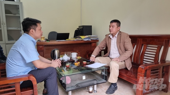 Anh P (bên phải) đến trình bày sự việc với phóng viên Báo Nông nghiệp Việt Nam. Ảnh: PV.