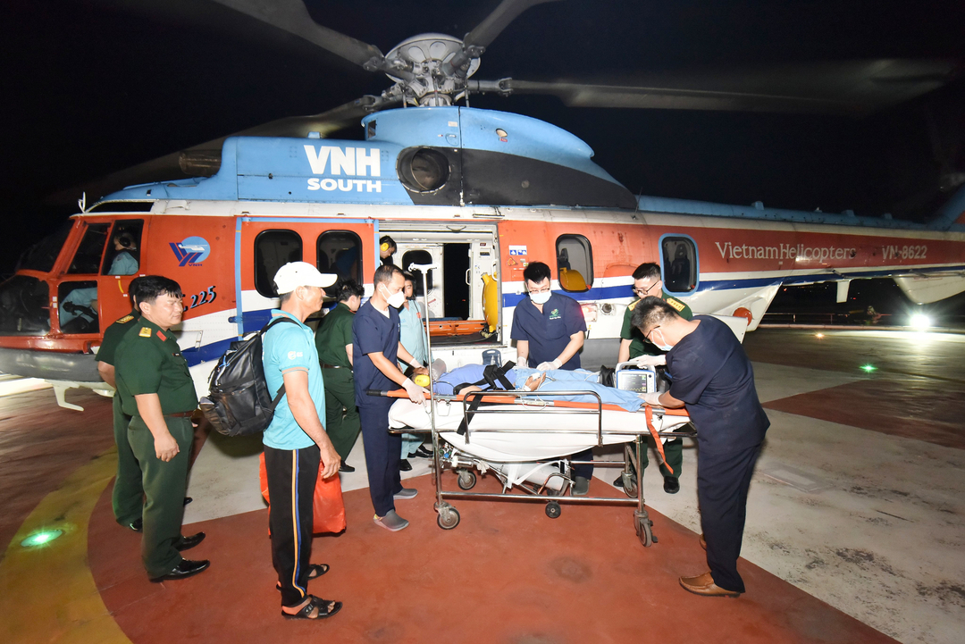 0h55 phút ngày 25/3, Trực thăng EC 225 mang số hiệu VN 8622 đáp xuống nóc tòa nhà Viện Chấn Thương chỉnh hình, Bệnh viện Quân y 175 an toàn. Ảnh: Bệnh viện cung cấp.