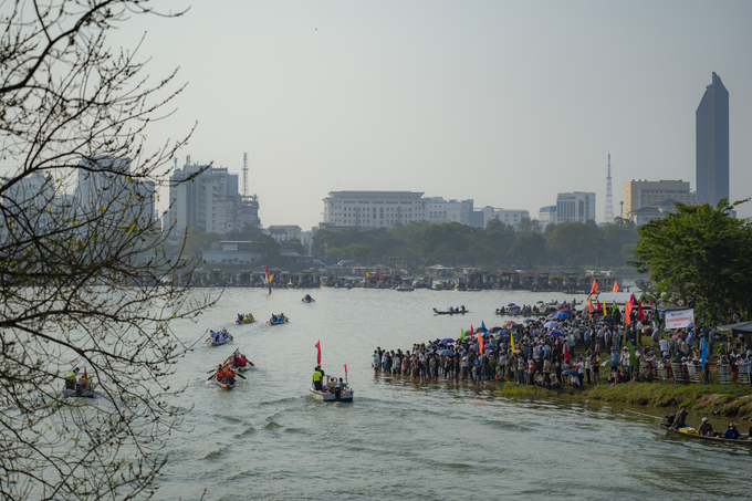Giải đua ghe truyền thống năm nay quy tụ gần 400 vận động viên nam, nữ đến từ 9 phường, xã thuộc thành phố Huế.