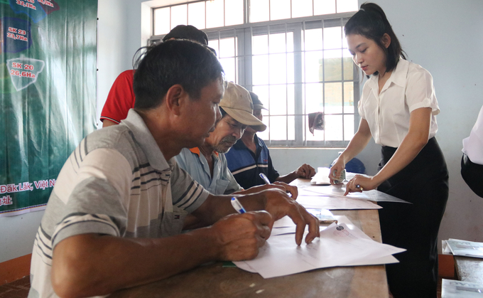 Nhân viên Công ty SARITA hưỡng dẫn người dân làm thủ tục hỗ trợ tài chính. Ảnh: Trần Phát.