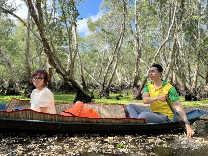 Many tourists are students coming to U Minh Ha National Park to experience and explore. Photo: Trong Linh.