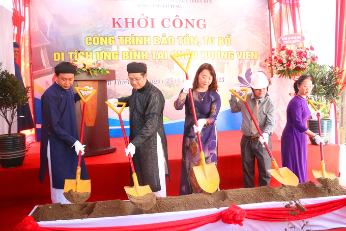 Lễ khởi công dự án bảo tồn, tu bổ di tích Ưng Bình tại Châu Hương Viên. Ảnh: NM.