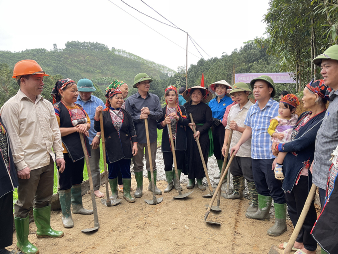 Phó Chủ tịch UBND tỉnh Ngô Hạnh Phúc (giữa) trao đổi với bà con nhân dân thôn Đèo Thao, xã Tân Nguyên, huyện Yên Bình. Ảnh: Thanh Ngà.