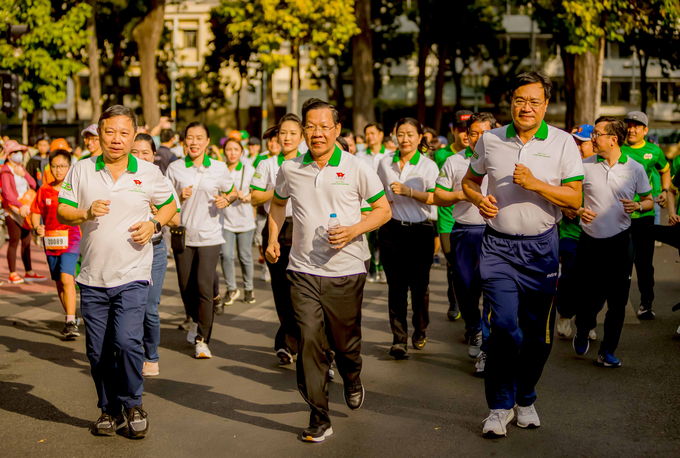 Lãnh đạo TP.HCM tham gia 'Ngày chạy vì sức khỏe toàn dân'.