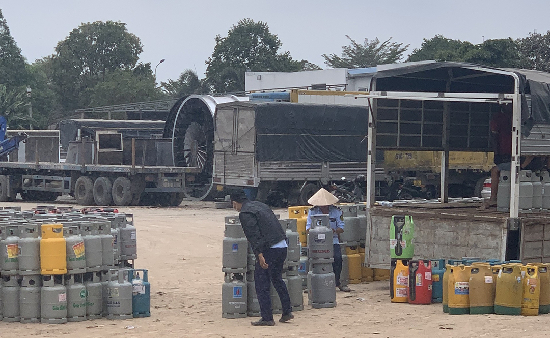 Đội Quản lý thị trường Số 2 kiểm tra sô chai LPG nghi có dấu hiệu giả mạo nhãn hiệu. Ảnh: QLTT.